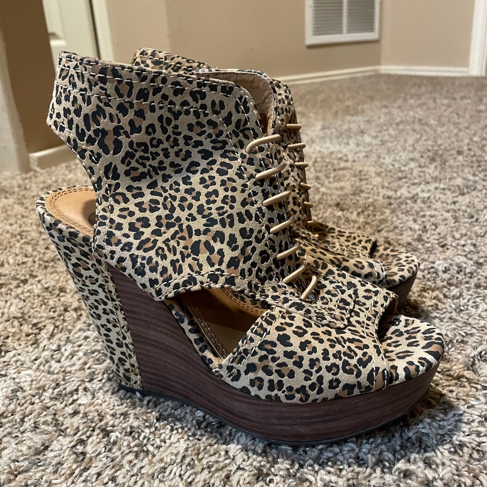 Cheetah Gianni Bini wedge